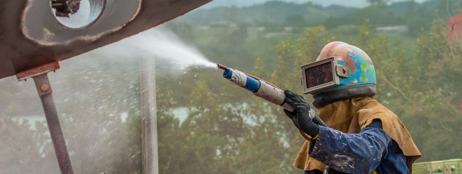 Liivaprits, tuntud ka kui abrasiivprits, on protsess, kus peened osakesed paisatakse suure kiirusega pinna puhastamiseks või söövitamiseks. Seda tehnikat kasuta