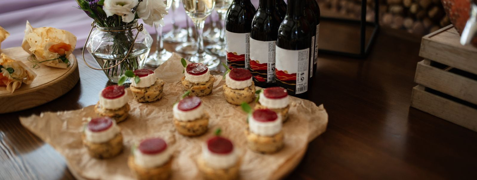 Menüü töötlemine on kõikehõlmav lähenemine restorani menüü kujundamisele, arendamisele ja hooldamisele. See on restorani edu kriitiline komponent, kuna see hõlm