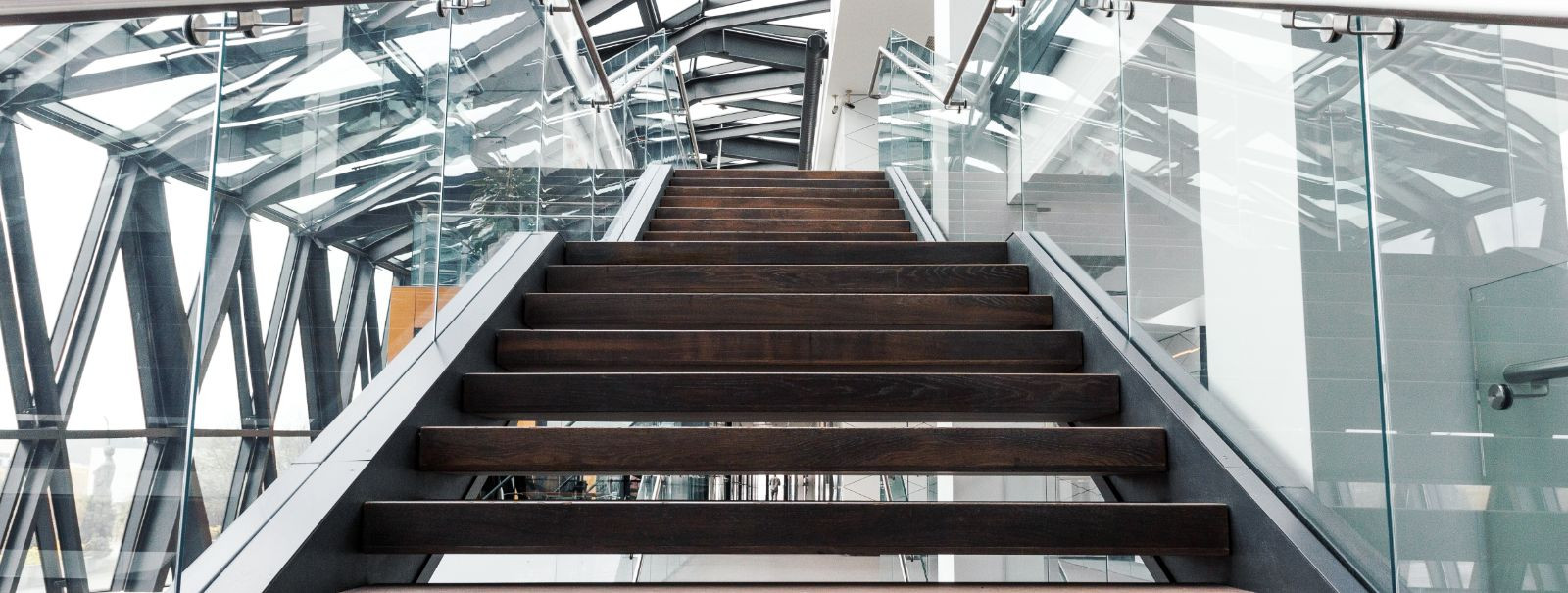 Kohandatud metalltrepp ei ole lihtsalt funktsionaalne element hoones; need on olulised arhitektuursed omadused, mis võivad dramaatiliselt muuta mis tahes ruumi.