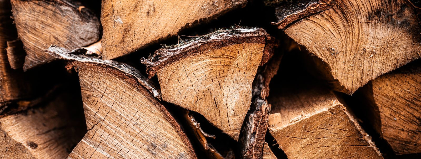 Küttepuude valimisel on oluline mõista kõvade ja pehmete puidude vahet. Kõvad puidud, nagu tamm ja vaher, on tihedamad ja pakuvad pikemaajalist soojust, muutes