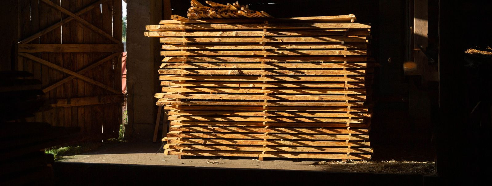 Puidu kuivatamine on kriitiline protsess puidutöötlemise ja saematerjali tööstustes. See stabiliseerib puitu, hoides ära väändumise, lõhenemise ja muud deformat