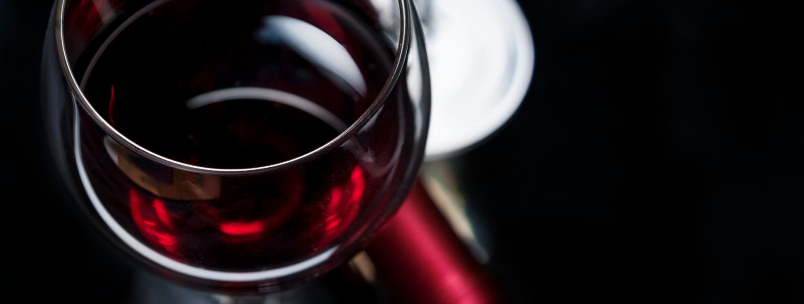 Red wine is a complex and diverse world, with each varietal offering a unique profile of flavors, aromas, and textures. From the robust Cabernet Sauvignon to th