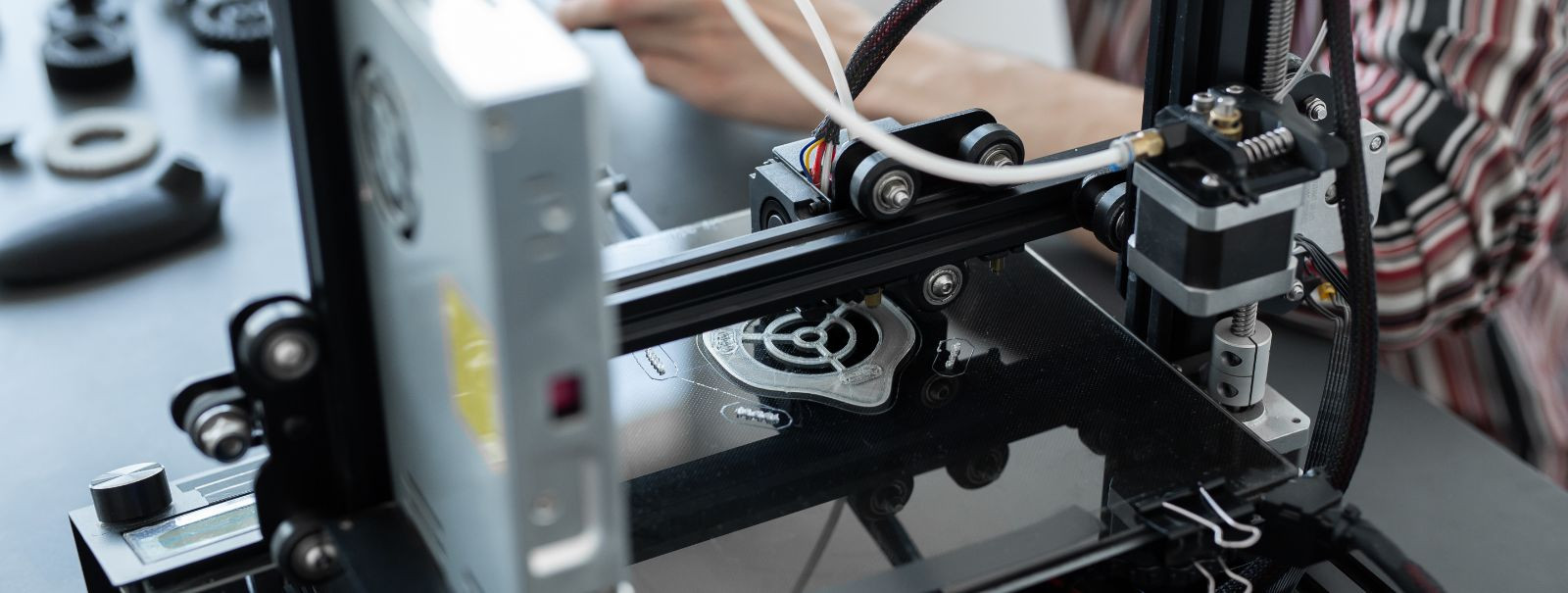 3D printimine, tuntud ka kui aditiivne tootmine, on alates oma algusest läbi teinud märkimisväärse muutuse. Varasest lihtsatest plastikmudelitest tänaste keeruk