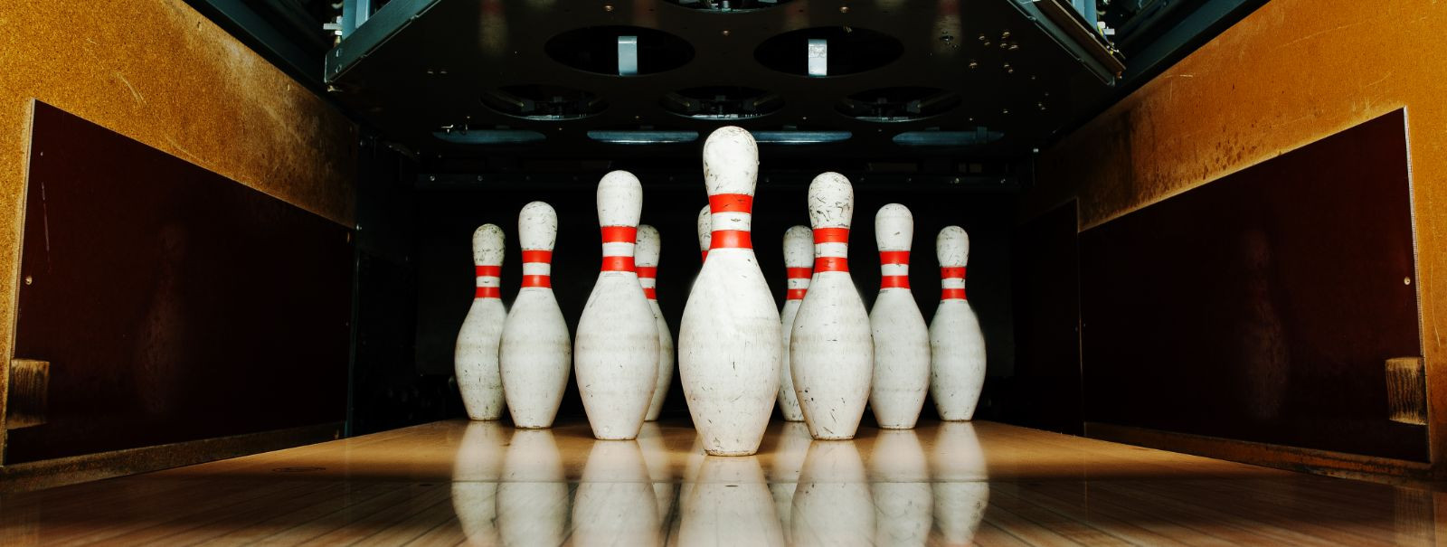 Bowling on spordiala, millel on pikk ajalugu, ulatudes tagasi iidsete tsivilisatsioonideni. See on sajandite jooksul oluliselt arenenud, muutudes algelisest osa