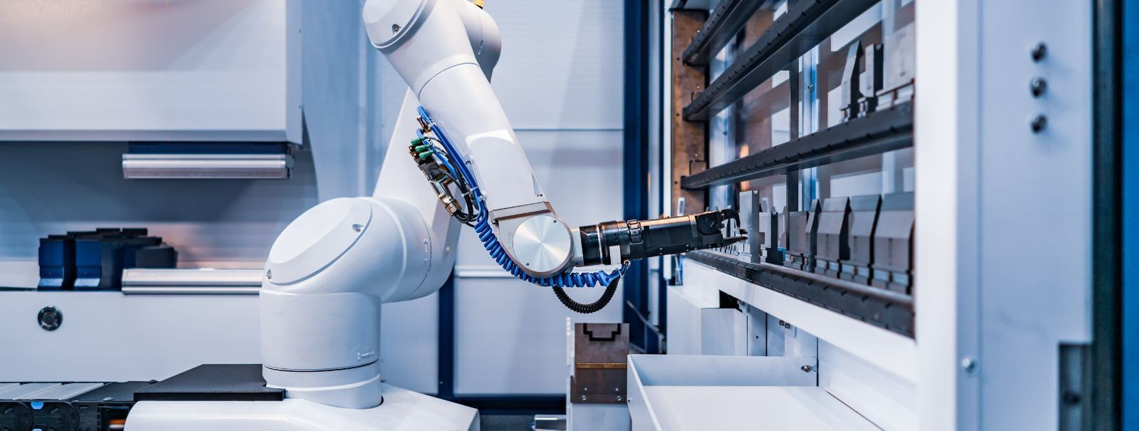 Robotid on revolutsiooniliselt muutnud tootmistööstust, pakkudes ...