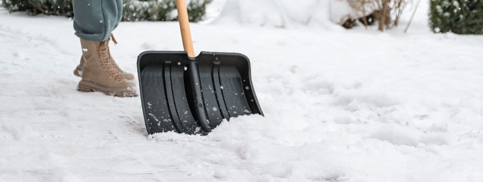 Lume eemaldamine on kriitilise tähtsusega ülesanne nii elamu- kui kaubanduskinnisvara omanikele. See tagab jalakäijate ja sõidukite ohutu liikumise, minimeerib