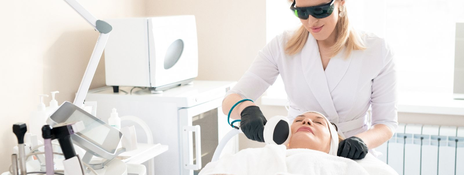 Morpheus8 is a cutting-edge skin tightening and rejuvenation treatment that combines micro-needling with fractional radiofrequency (RF) technology. This minimal