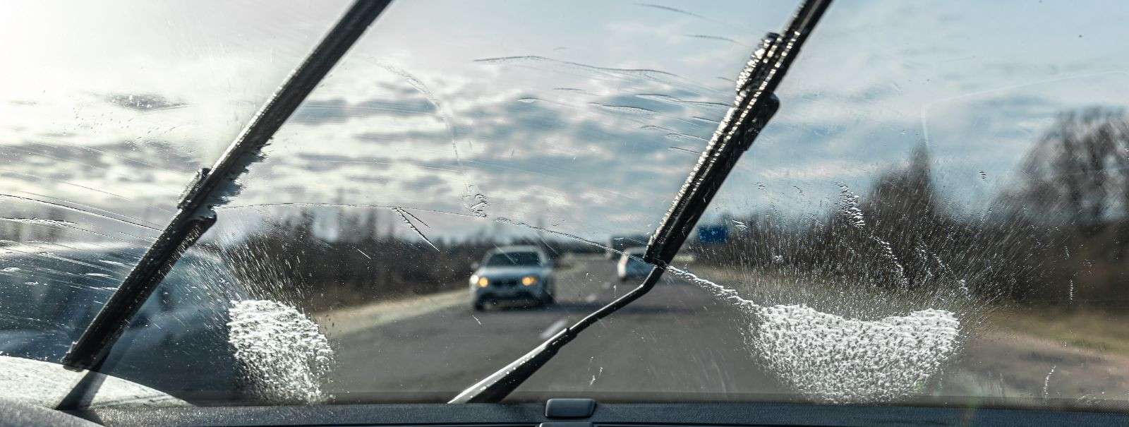 Autoentusiastidele ja igapäevastele sõidukijuhtidele ei ole puhtad aknad ainult esteetilise tähtsusega; need on olulised ohutuse ja nähtavuse jaoks. Triipudeta 