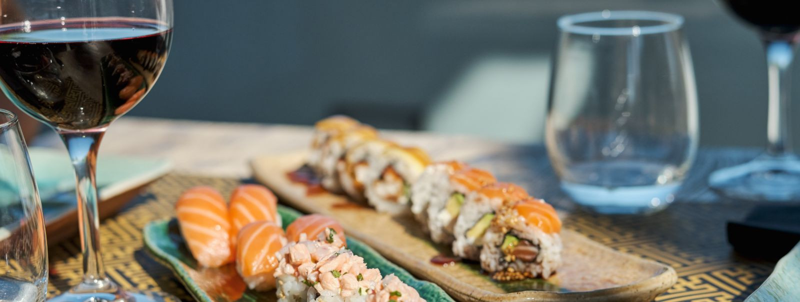 Sushi, armastatud Jaapani köök, ei ole ainult riisi ja kala delikaatne tasakaal. See on kunstivorm, mis ühendab maitsed, tekstuurid ja aroomid, et luua harmooni