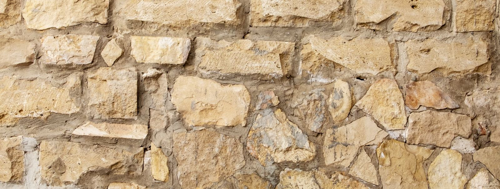 Lubjakivi on olnud ehituses nurgakiviks sajandeid, hinnatud oma loomuliku ilu ja vastupidavuse poolest. Egiptuse püramiididest Euroopa gooti katedraalideni on l