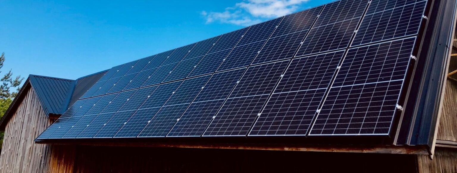 Oma päikesepaneeli süsteemi hooldamine on ülioluline selle pikaealisuse ja efektiivsuse tagamiseks. Selles juhendis anname teile olulised sammud päikesepaneelid