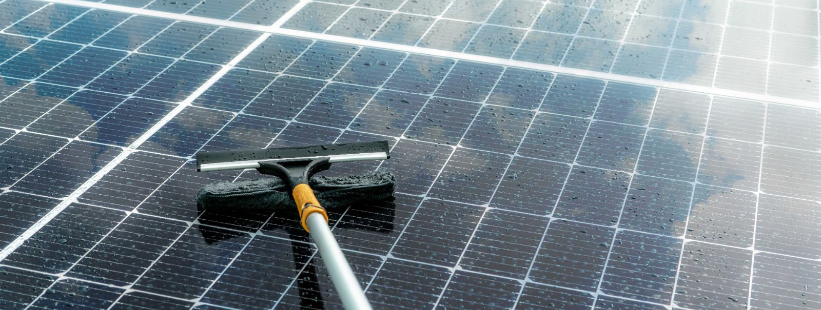 Oma päikesepaneelide hooldamine on ülioluline, et tagada nende tipp-töövõime, pikendada eluiga ja saada parim investeeringutasuvus. Regulaarne hooldus aitab tuv