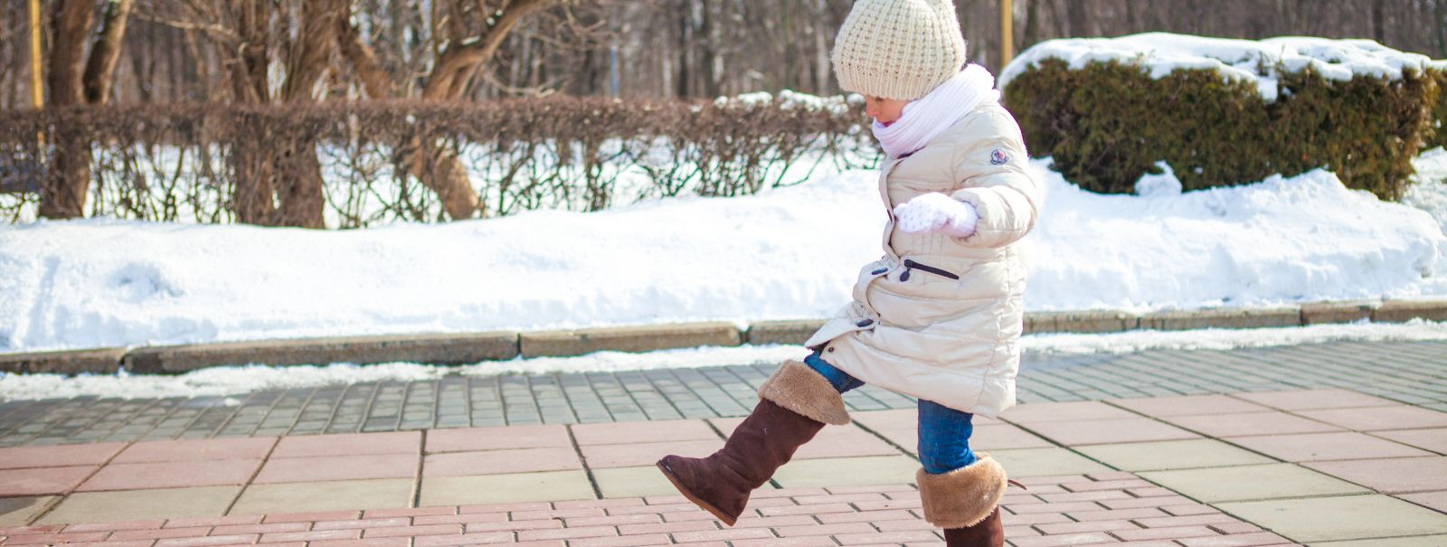 Kui talvehooaeg läheneb, on oluline tagada, et teie väikelapsel oleks õiged jalatsid. Talvesaapad hoiavad väikeste jalgade soojad ja kuivad, kuid pakuvad ka vaj