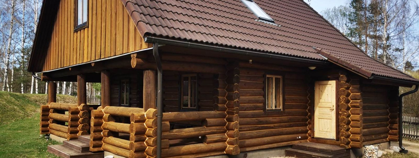 Joint gaps in log houses are a natural occurrence due to the settling and movement of wood over time. These gaps can lead to air infiltration, energy loss, and 