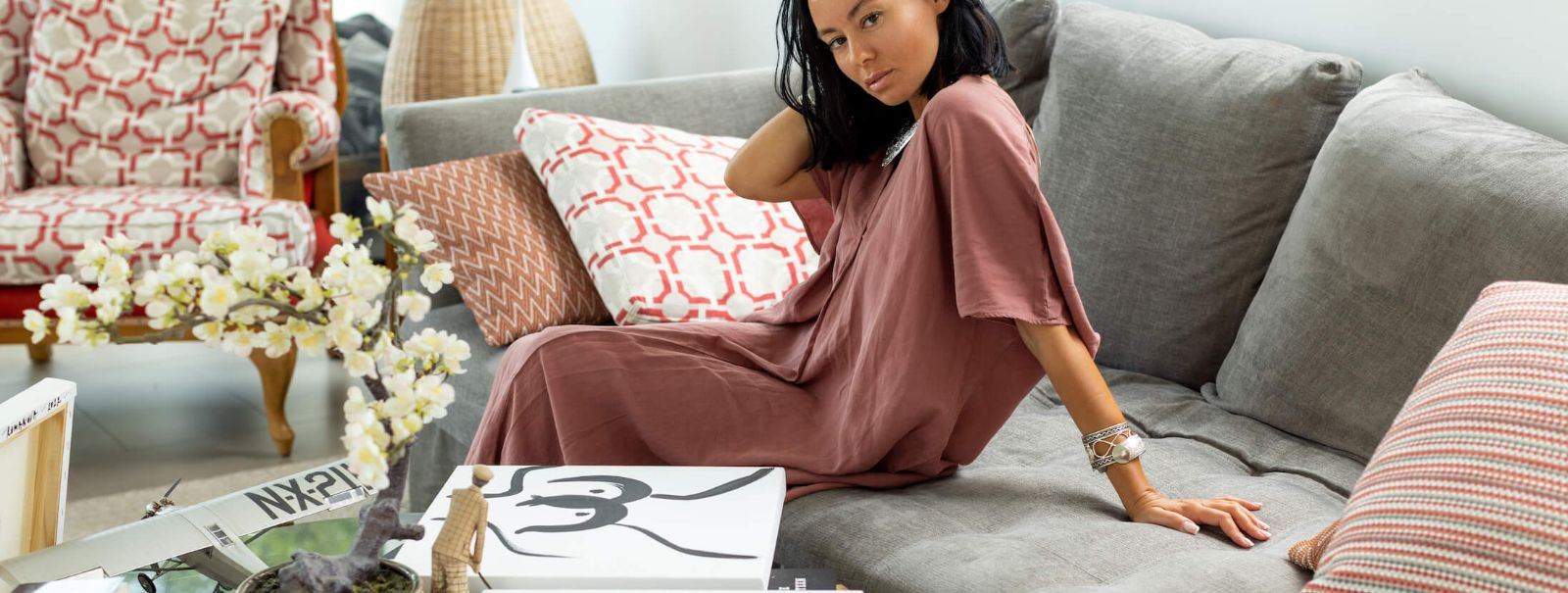 Kunsti valimine oma koju algab oma isikliku stiili mõistmisest. Mõelge värvidele, teemadele ja emotsioonidele, mis teid kõnetavad. Kas teid tõmbavad julged, erk