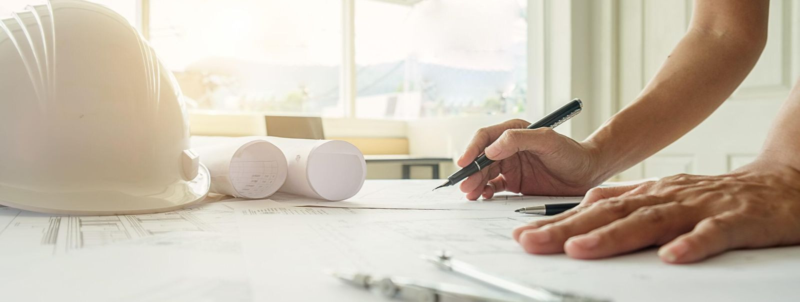 Kodu fassaad ei ole lihtsalt selle välimine kest; see on kriitiline komponent, mis määratleb hoone esteetilise atraktiivsuse, energiatõhususe ja üldise väärtuse