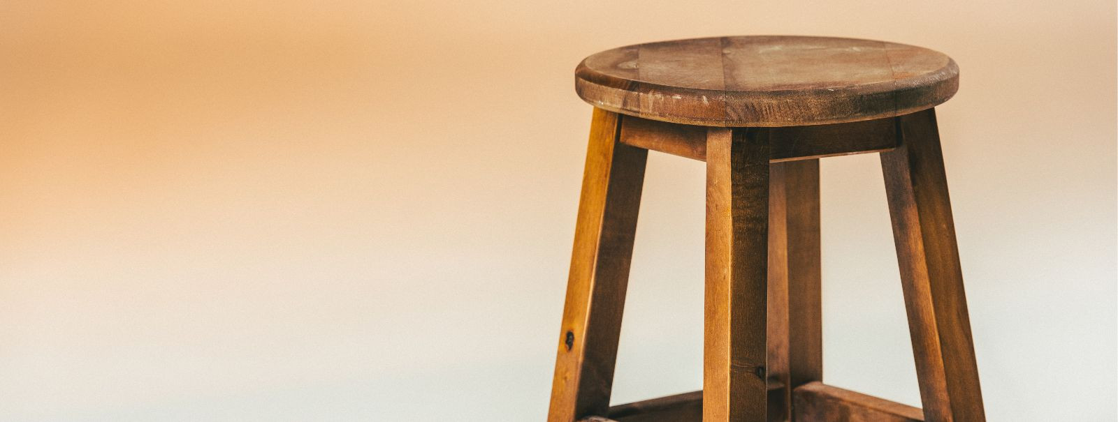 Puidust mööbel on olnud kodudes kasutusel sajandeid, pakkudes vastupidavuse, ilu ja mitmekülgsuse segu. Selle loomulik soojus ja unikaalsed puidusüü mustrid muu