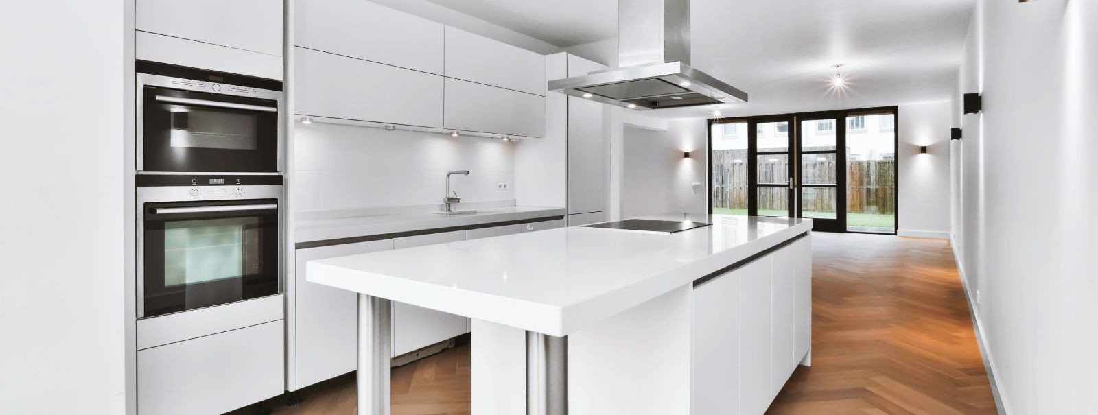 Integrable appliances, also known as built-in or integrated appliances, are designed to blend seamlessly with your kitchen cabinetry. These units are typically 