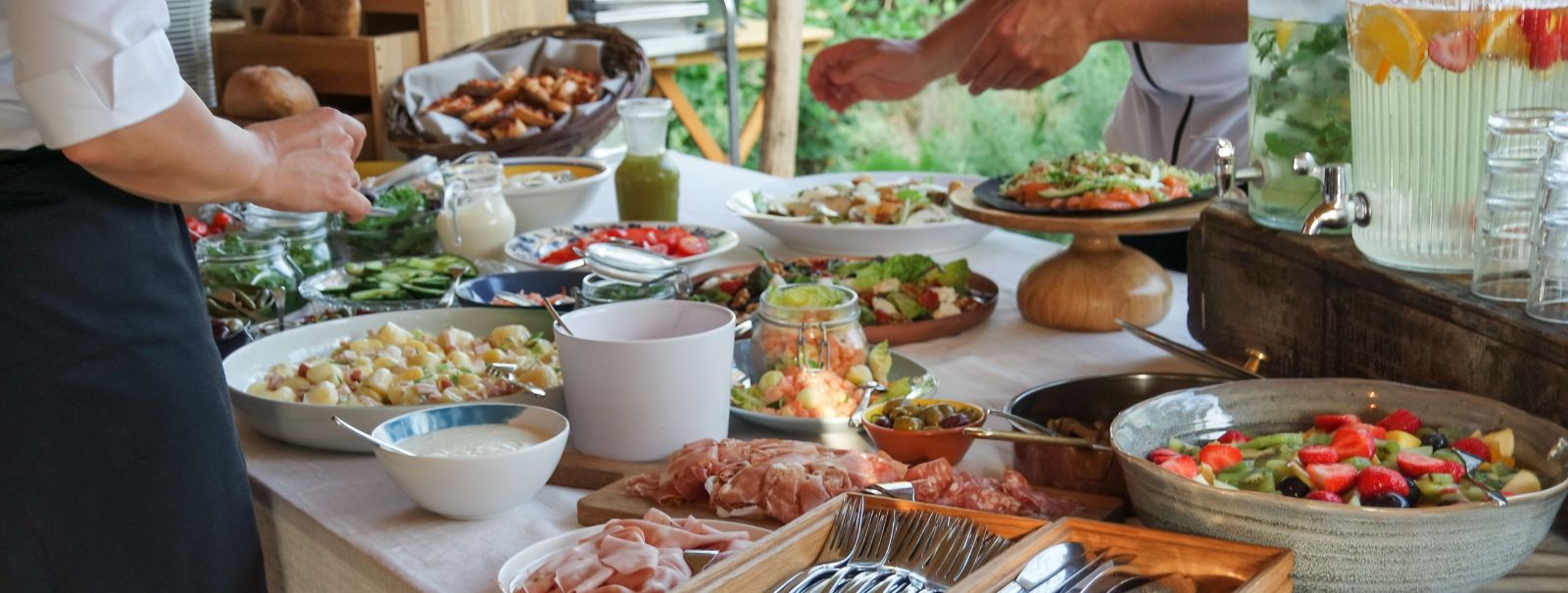 Täiusliku toitlustusmenüü valimise esimene samm on mõista oma ürituse olemust. Kas see on korporatiivne kogunemine, pulmad, sünnipäevapidu või juhuslik kokkusaa