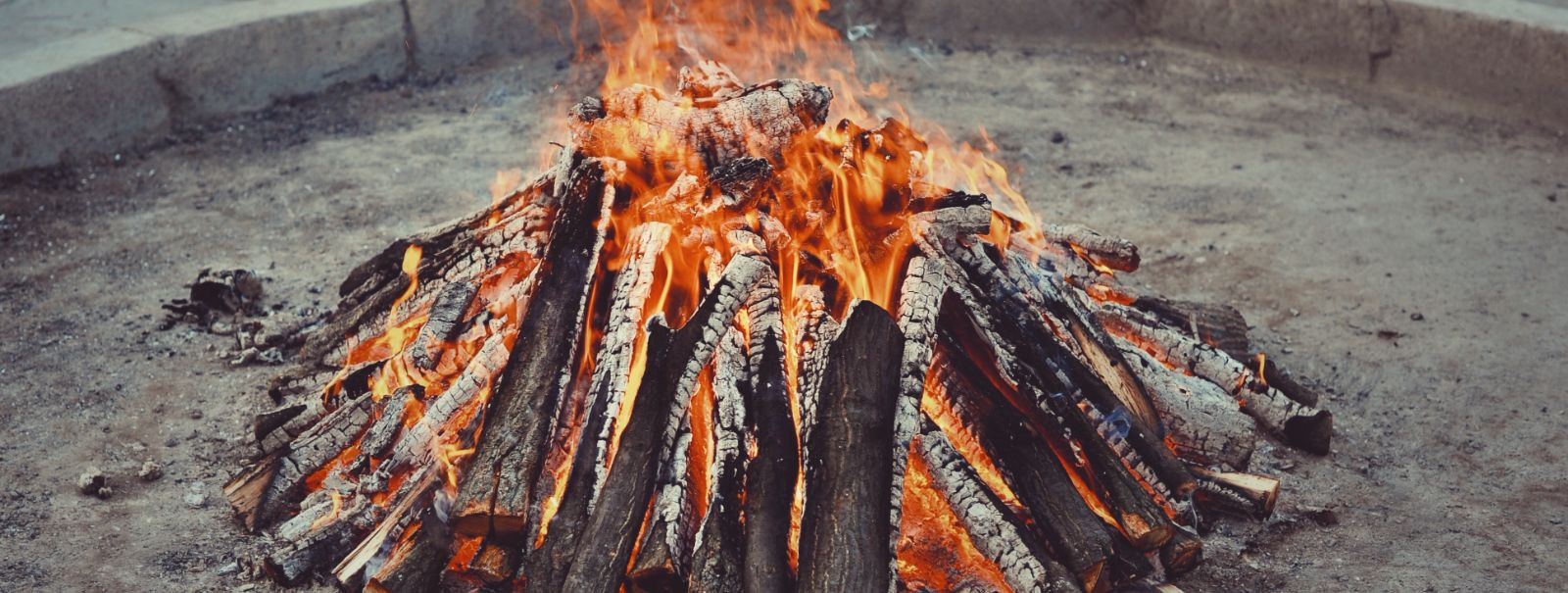 When it comes to creating a cozy and inviting outdoor space, nothing beats the warmth and ambiance of a bonfire. But before you can enjoy those tranquil evening