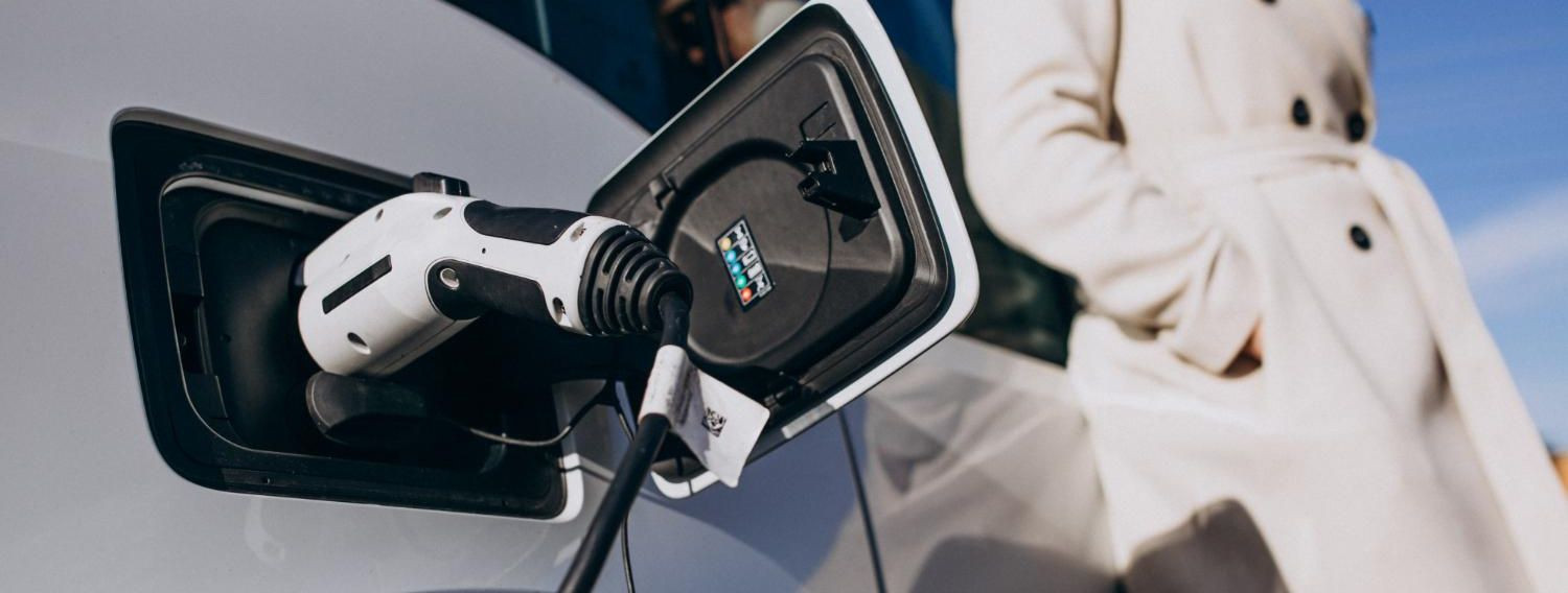 Elektrisõidukid (EV) on revolutsiooniliselt muutmas meie mõtteviisi transpordist, pakkudes puhtamat ja jätkusuutlikumat alternatiivi traditsioonilistele bensiin