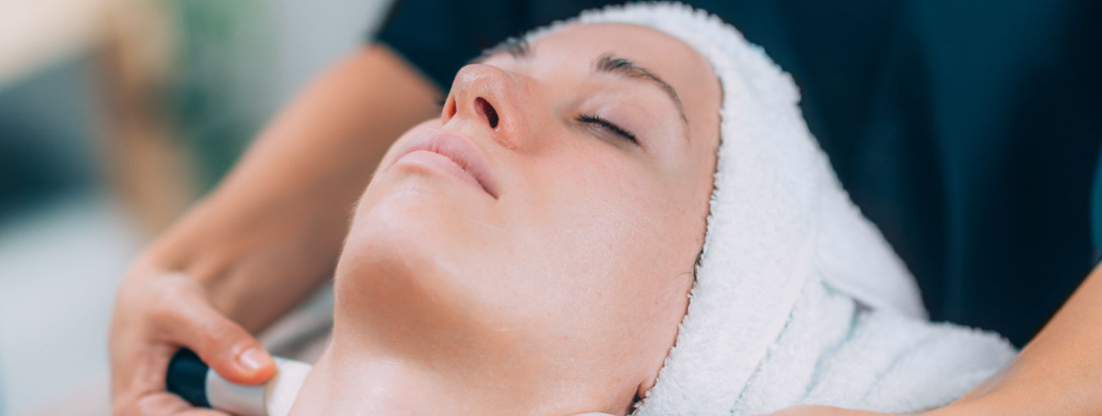 Enne kui saate valida õige nahahooldusrutiini, on oluline mõista oma nahatüüpi. Kõige levinumad nahatüübid on rasune, kuiv, kombineeritud, tundlik ja normaalne.