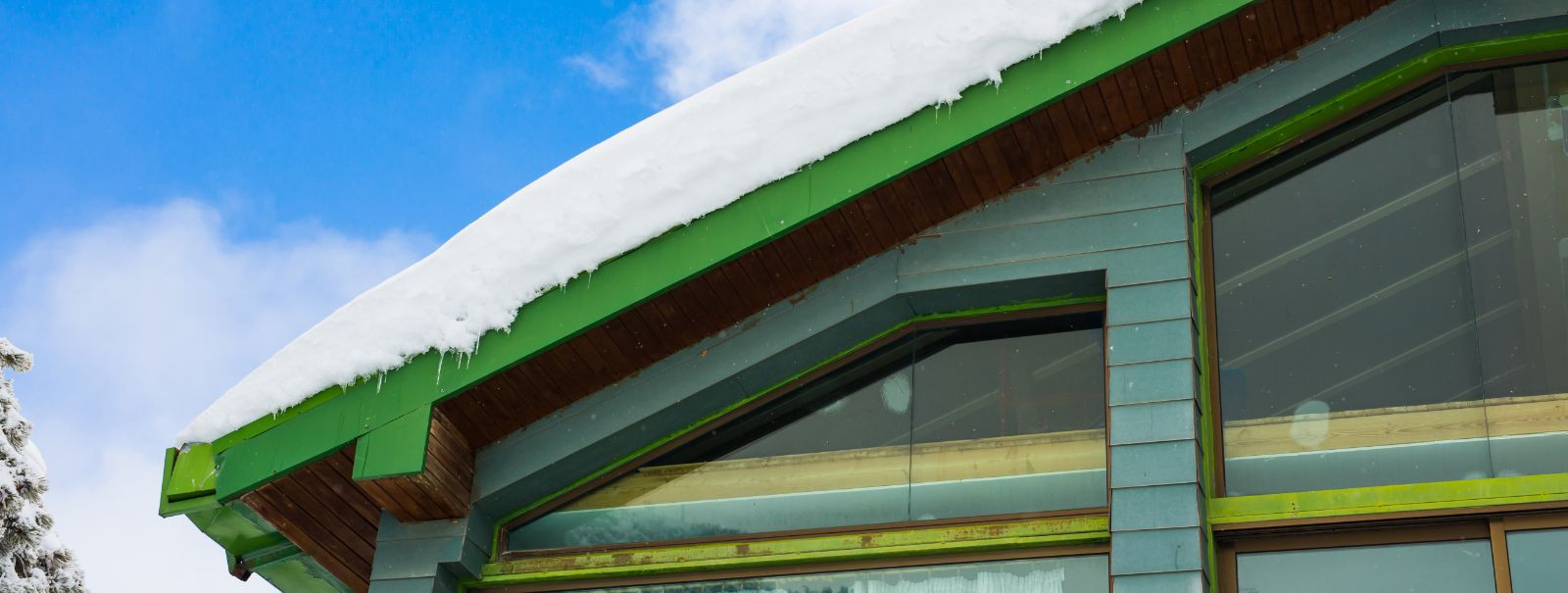 Kui talvehooaeg läheneb, peavad majaomanikud pöörama tähelepanu lume ja jää poolt esitatud väljakutsetele. Efektiivne lume koristamine ei ole ainult mugavuse kü