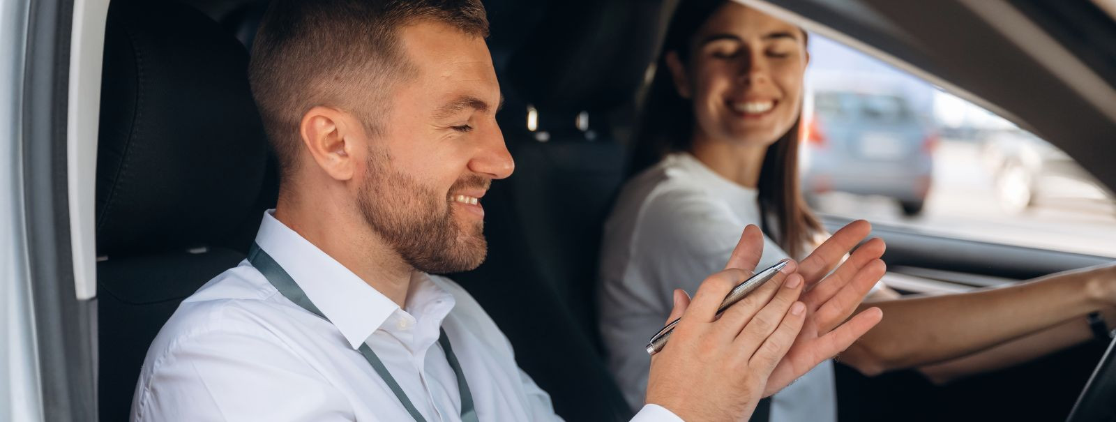 Eestis jaguneb sõidueksam kaheks põhiosaks: teooriaeksam ja praktiline sõidueksam. Teooriaeksam hindab teie teadmisi liiklusmärkidest, liiklusseadustest ja ohut