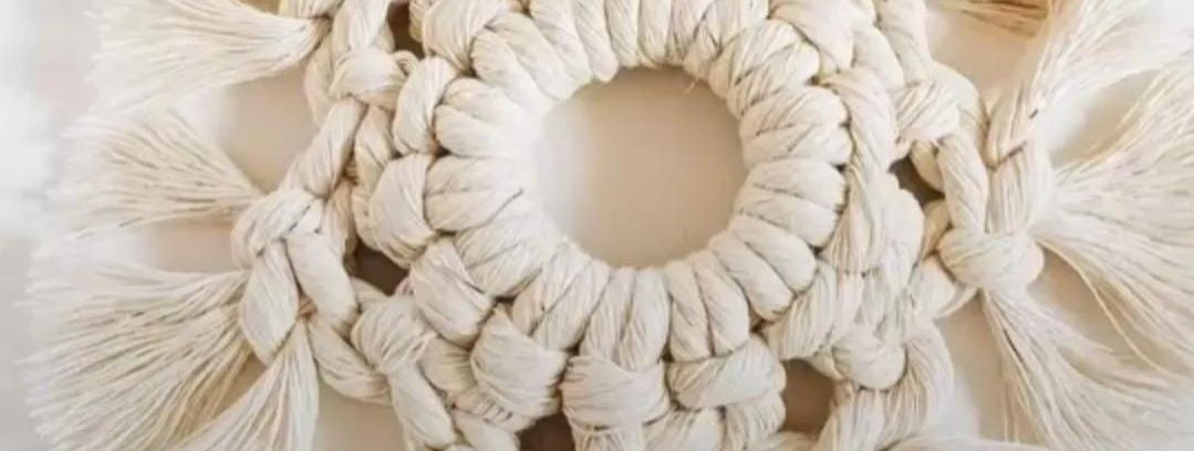 Makramee on tekstiilivorm, mis on loodud sõlmimistehnikate abil. See on hiljuti taas populaarsust kogunud, pakkudes loomingulist ja terapeutilist väljundit inim
