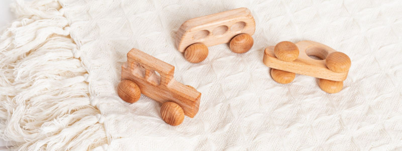 Käsitööna valmistatud jätkusuutlike puidust mänguasjade kunst teie lapsele