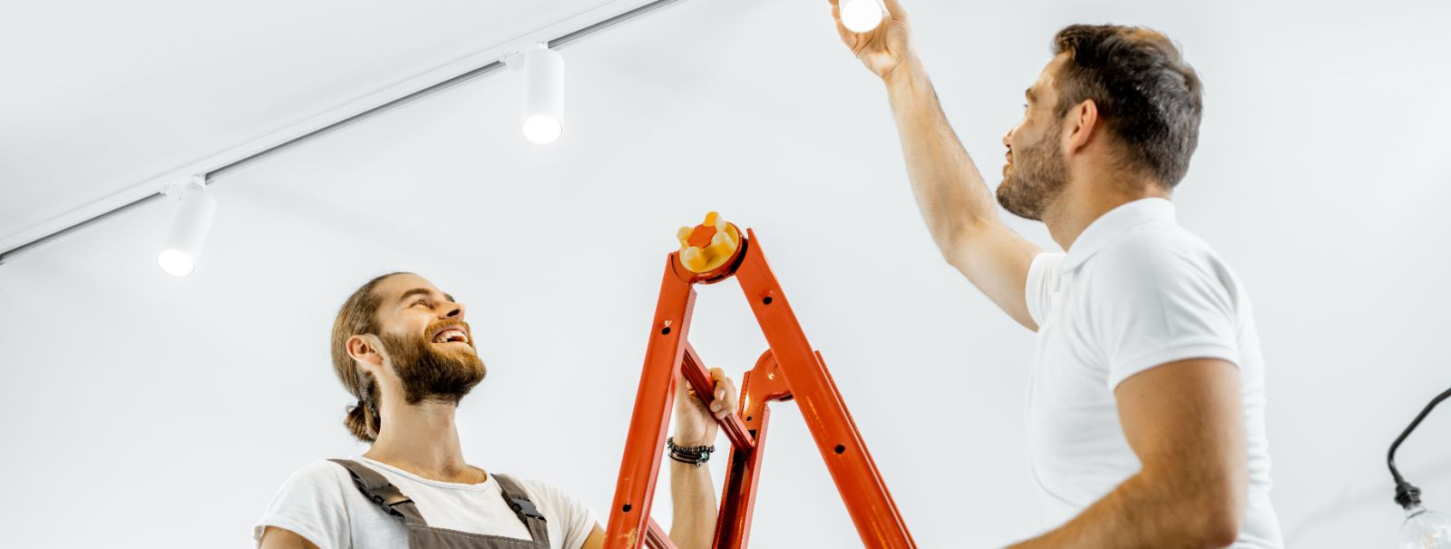 Efektiivne, pikaajaline ja säästlik valgustus algab läbimõeldud disainist ja täpse teostusega.  LED-valgustuse paigaldus ja valgustuspaigaldus ühendavad kaasaeg