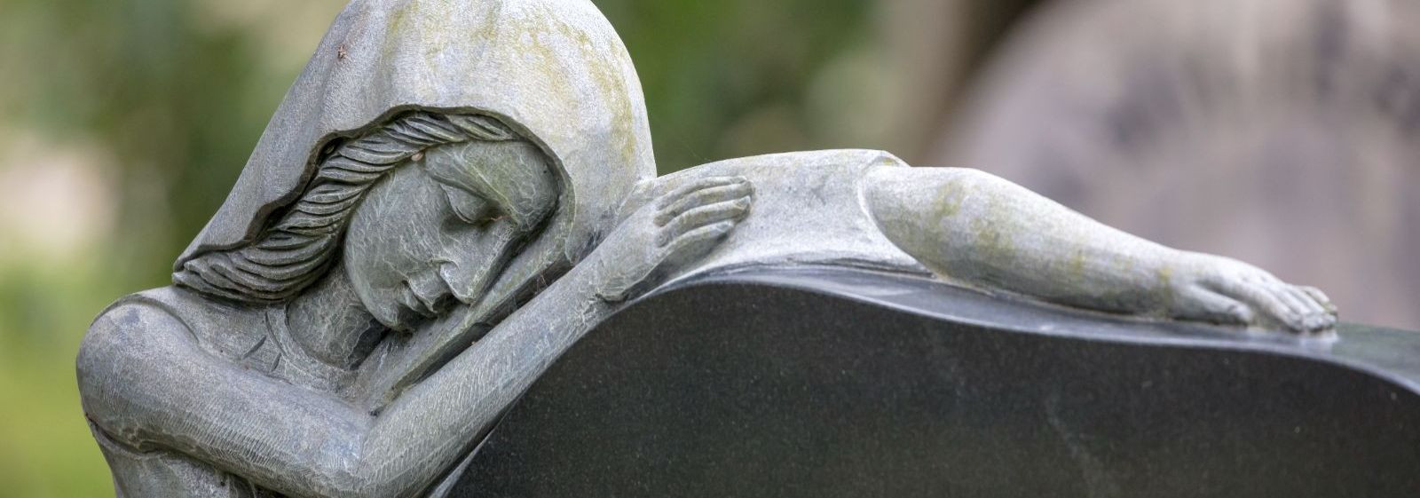 Leinateenused on olulised, et aidata peredel kohaneda kaotuse ja leinaga. Pakume laia valikut leinateenuseid, mis on suunatud emotsionaalsele toetusele ja prakt