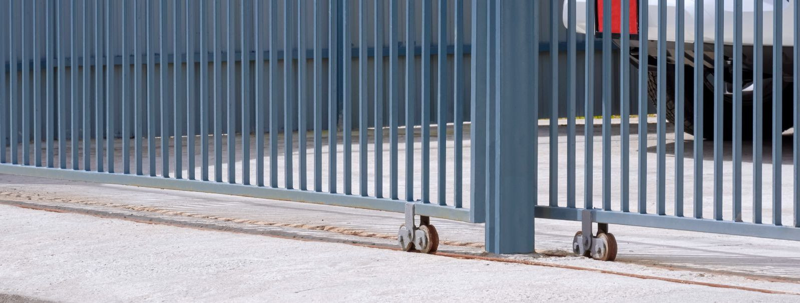 Liugvärava suurim eelis on tema ruumisäästlikkus, sest värav liigub paralleelselt piirdeaiaga, võimaldades seda kasutada kohtades, kus tiibvärava avamiseks  ruu