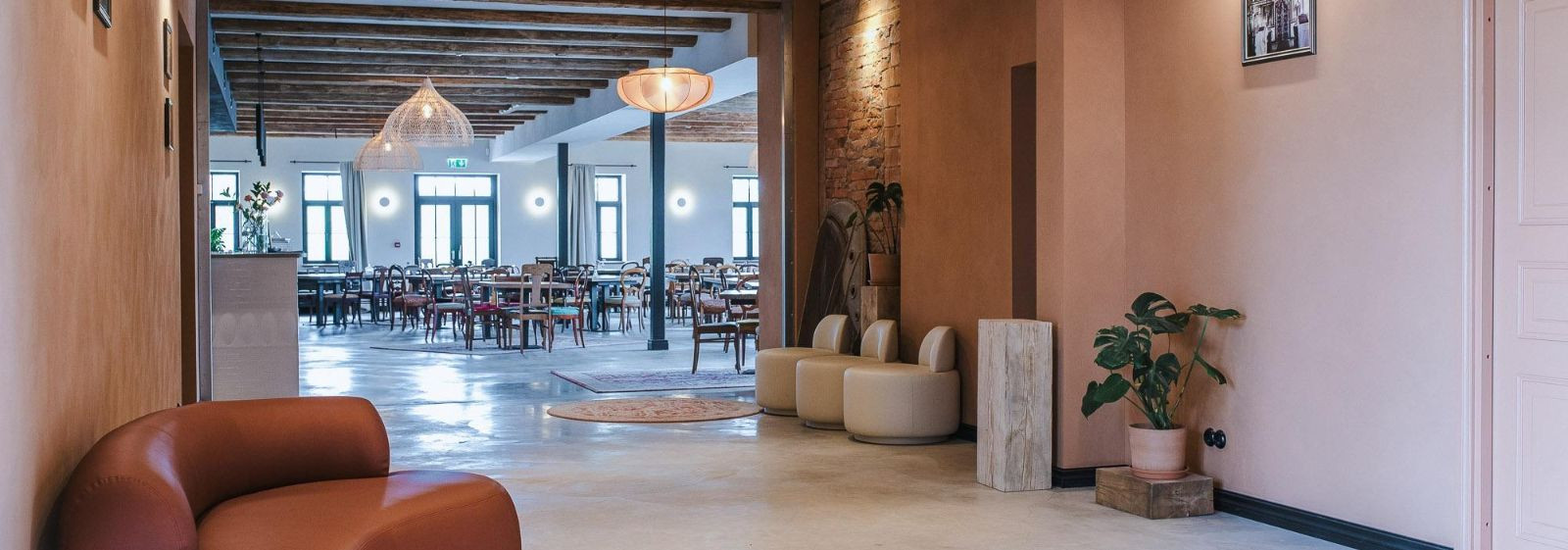 Ilmaveere  pakub enamat kui lihtsalt peatumispaika — see on terviklik külastuskogemus, kus kohtuvad mugav  öömaja , kvaliteetne  restoran , paindlik  sündmus ko