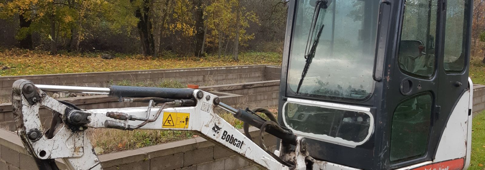 Bobcat-319   Miniekskavaator (1,5t). Olemas 100 cm ja 30 cm kulp.      Rendihind:   Juhiga – 25 eurot/tund  Juhita – 100 eurot päev    Meie poolt objektile ja t