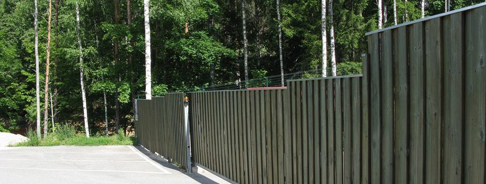 When it comes to selecting the right fence for your home, the debate between metal and wooden fences is a longstanding one. Each material offers distinct benefi