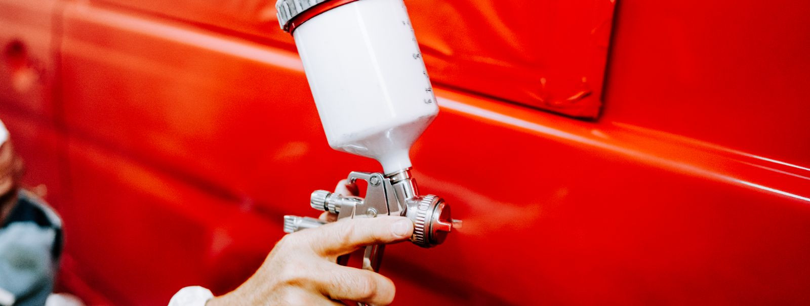 Metallivärvimine on kriitiline protsess tööstus- ja ehitussektoris, pakkudes nii kaitse- kui ka esteetilisi eeliseid. See hõlmab katte pealekandmist metallpinda