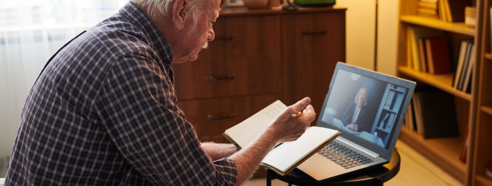 Kõigepealt peab olema soov ja tahe. Ja arvuti - ei ole vahet, kas laua- või sülearvuti. Internetiühendus on samuti vajalik. Kui sul ei ole püsiühendust, saab uu