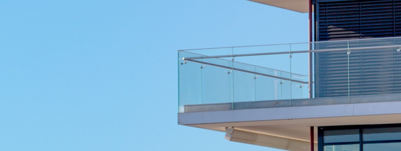 Klaasist rõdupiiret eelistatakse mitmel põhjusel:   Klaas laseb läbi rohkem valgust, mis muudab rõdu avaraks ja valgusküllaseks. See võimaldab looduslikkul valg