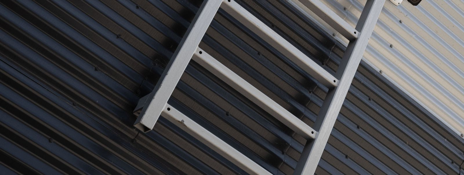 Katuseredelid on spetsiaalsed redelid, mis on mõeldud ohutuks ja kindlaks juurdepääsuks katustele. Erinevalt tavalistest redelitest on katuseredelid varustatud