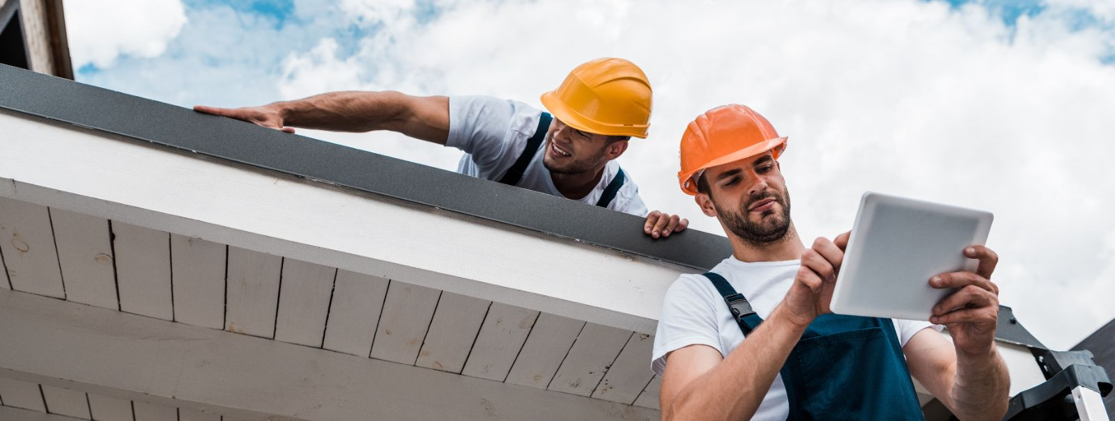 Katusehooldus on hoone haldamise kriitiline aspekt, mis hõlmab regulaarseid ülevaatusi, puhastamist ja parandustöid, et tagada katuse pikaealisus ja funktsionaa
