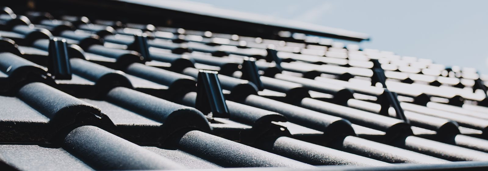 Viilkatused on juba aastaid olnud ehituse üks silmapaistvamaid elemente, mis mitte ainult ei täida praktilist funktsiooni, vaid lisavad hoonele ka iseloomu ja v