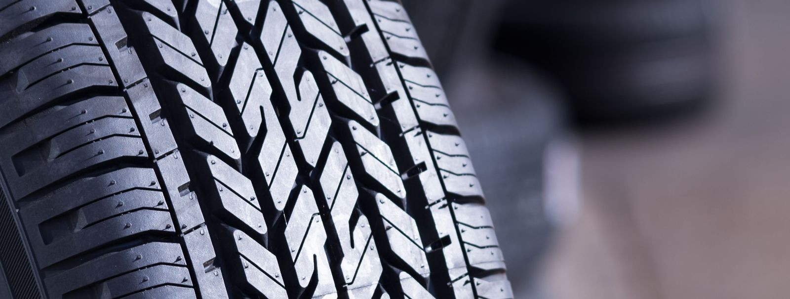 Sõidukiomanike ja -entusiastide jaoks algab teie auto ohutuse ja jõudluse tagamine korralike rehvide hooldamisest. Teadmine, millal neid vahetada, on oluline te