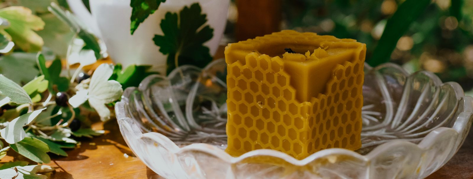 Mesilasvaha, looduslik aine, mida toodavad mesilased, on sajandeid kasutatud küünalde valmistamiseks. Erinevalt parafiinist, mis on tavaline küünalmaterjal ja m