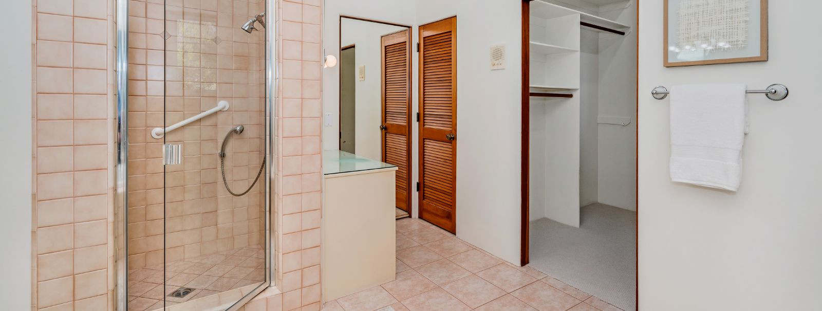 When it comes to renovating your bathroom, selecting the right shower enclosure can transform your space into a sanctuary of comfort and style. Here are five es