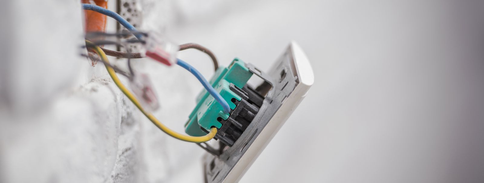 Elektriohutuse kontrollid on süstemaatilised protsessid, mida viivad läbi litsentseeritud spetsialistid, et tagada, et kinnisvara elektrisüsteemid ja komponendi
