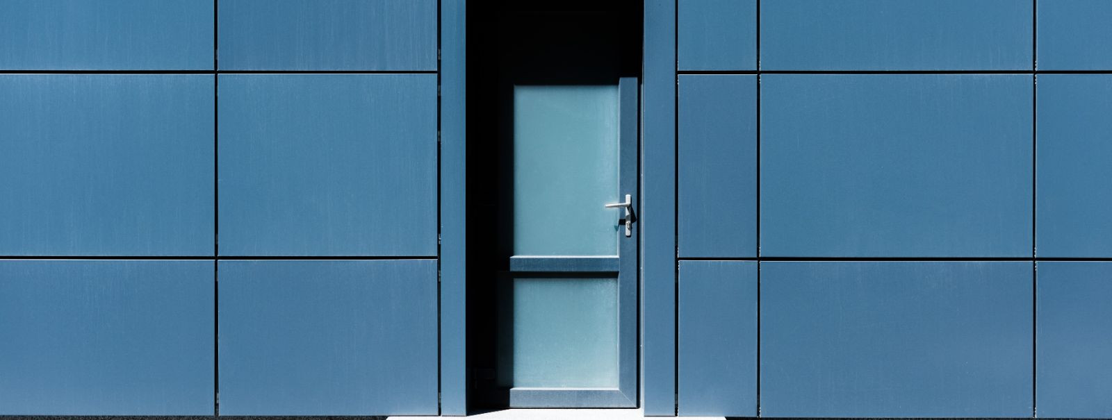 Choosing the right material for your exterior door is crucial for the security, insulation, and aesthetic appeal of your home. In this guide, we will explore th