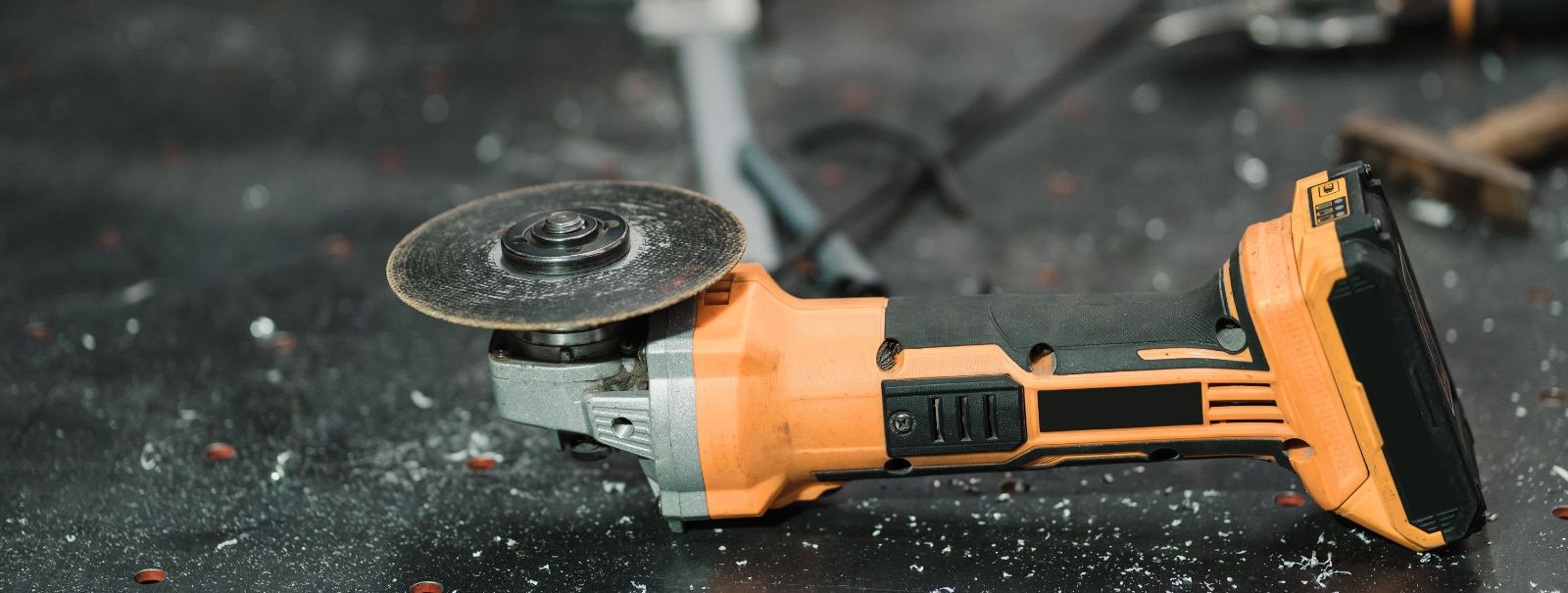 The construction industry has witnessed a significant shift with the advent of battery-powered tools. From the days of manual labor to the current era of cordle