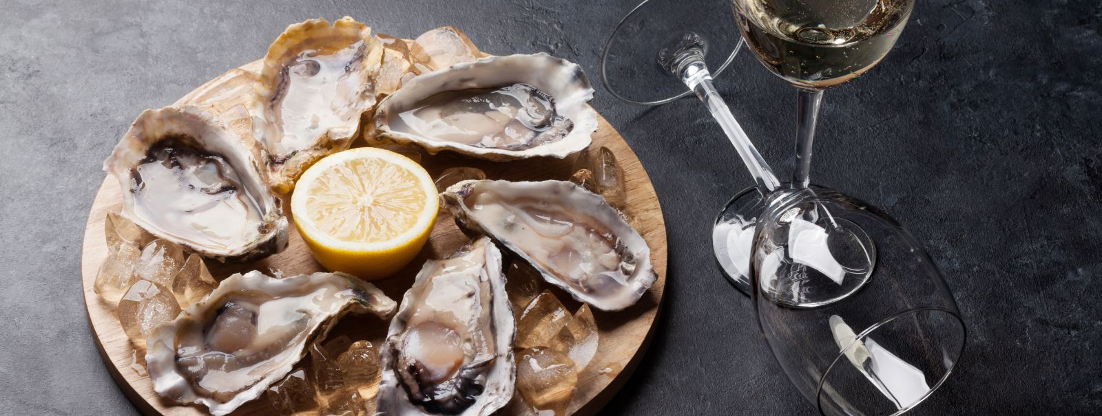 Austrite ideaalse veini paaritamine on kulinaarne kunstivorm, mis tõstab esile nende mereandide loomulikke maitseid. Õige vein võib tõsta austrite kogemust, luu