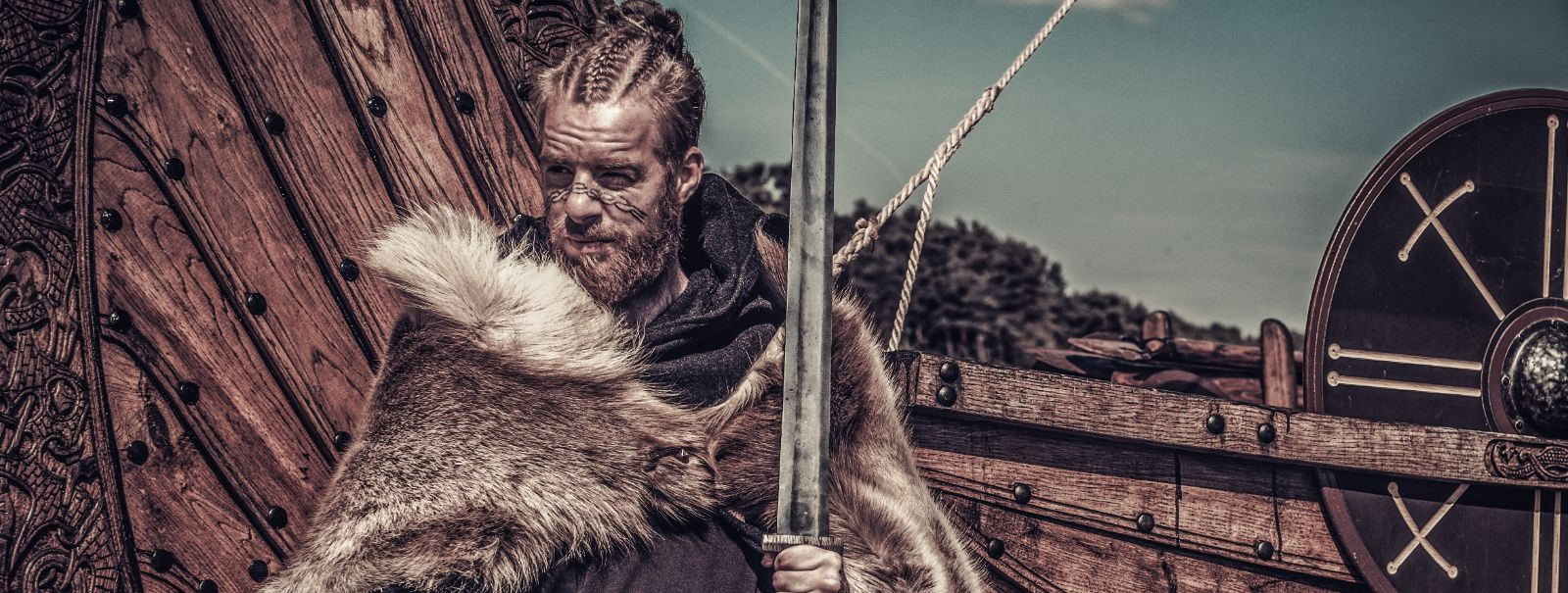 Viikingid olid 8. sajandi lõpust kuni 11. sajandi alguseni meresõitjad, kes pärinesid Skandinaaviast, praegustest Norrast, Rootsist ja Taanist. Nad olid tuntud 